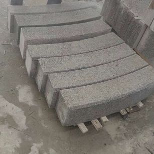 黑河芝麻白弧形路牙石