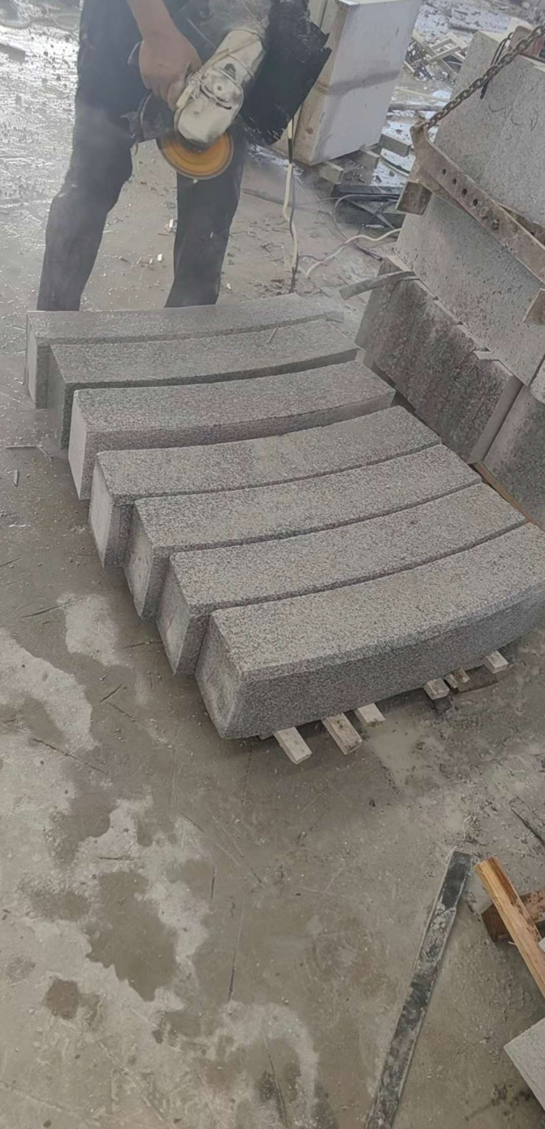 黑河芝麻白弧形路牙石